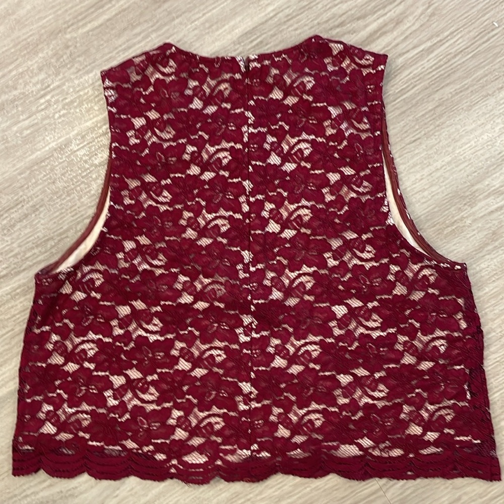 BABATON Aritzia Cute Burgundy Lace Crop Top. Size 2 - Picture 4 of 8